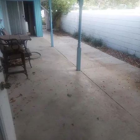 2 Bedroom House 5 Min From Beaches And Downtown